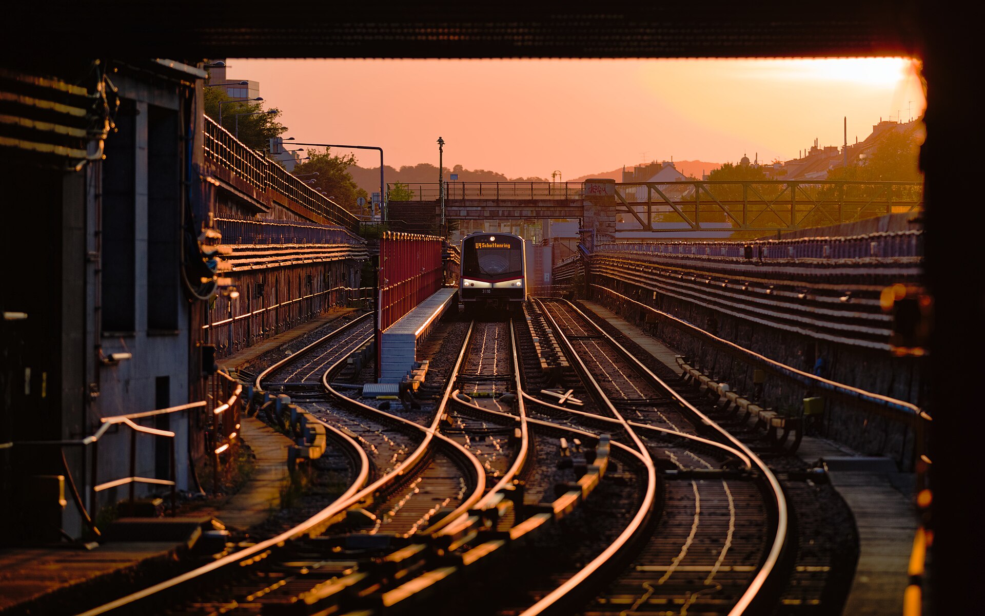 Vienna U Bahn U4 metro line Type V arriving far ar 16to10 PNr°