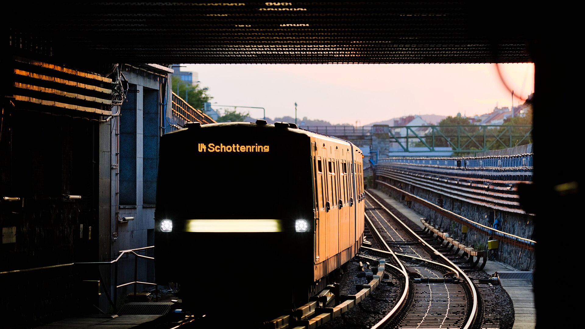 Vienna U Bahn U4 metro line Type U arriving ar 16to9 PNr°